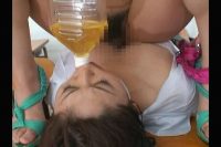 エグすぎる女同士のイジメ 吐くまで小便を飲ませる 2