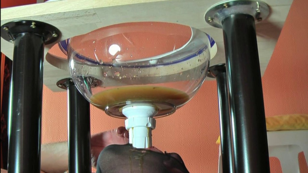 容赦なく糞尿を食べさせられる人間便器M男