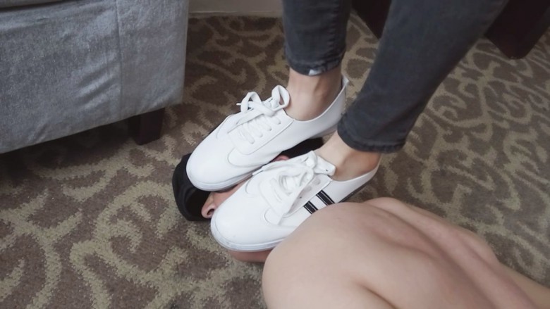 スニーカーの靴裏を舐め掃除するM男 in 中国
