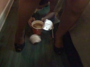 おしっこラーメンを食べさせる中国女王様