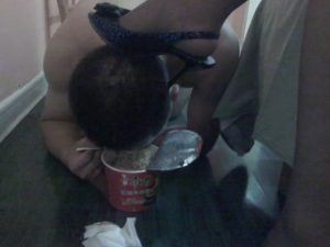 おしっこラーメンを食べさせる中国女王様
