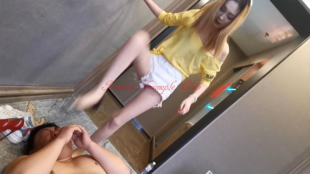 ハイヒールでM男の顔面をマジ蹴りする台湾のKrystal女王様