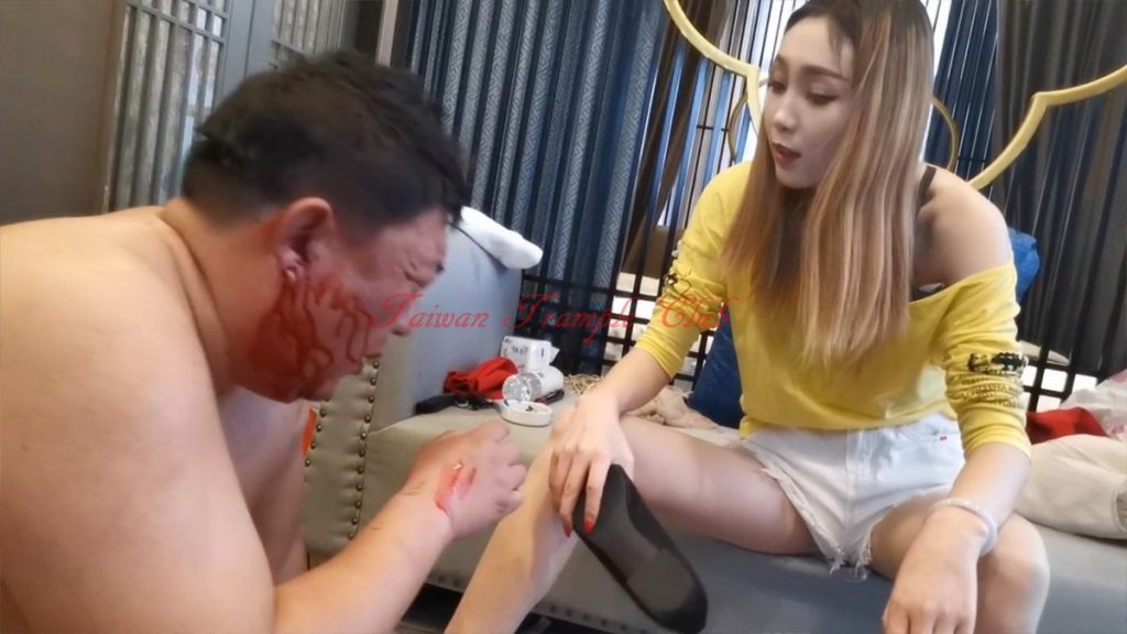 ハイヒールでM男の顔面をマジ蹴りする台湾のKrystal女王様