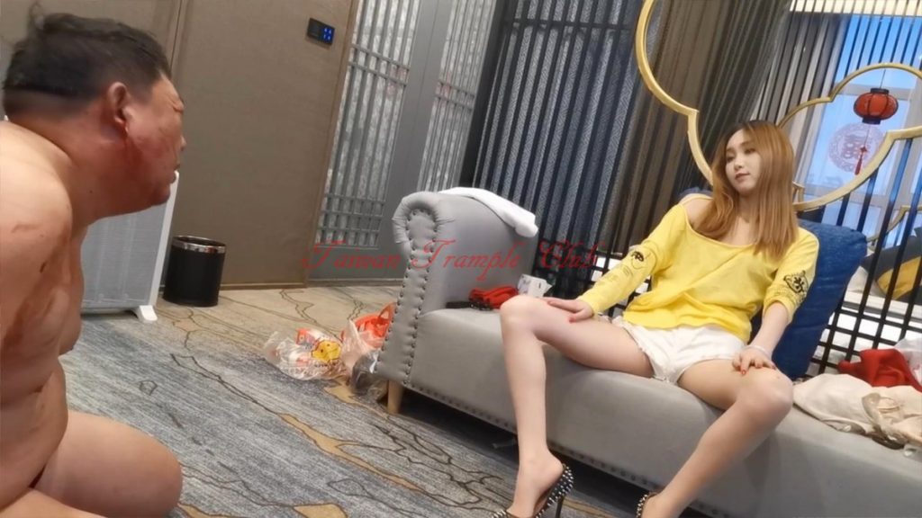 ハイヒールでM男の顔面をマジ蹴りする台湾のKrystal女王様