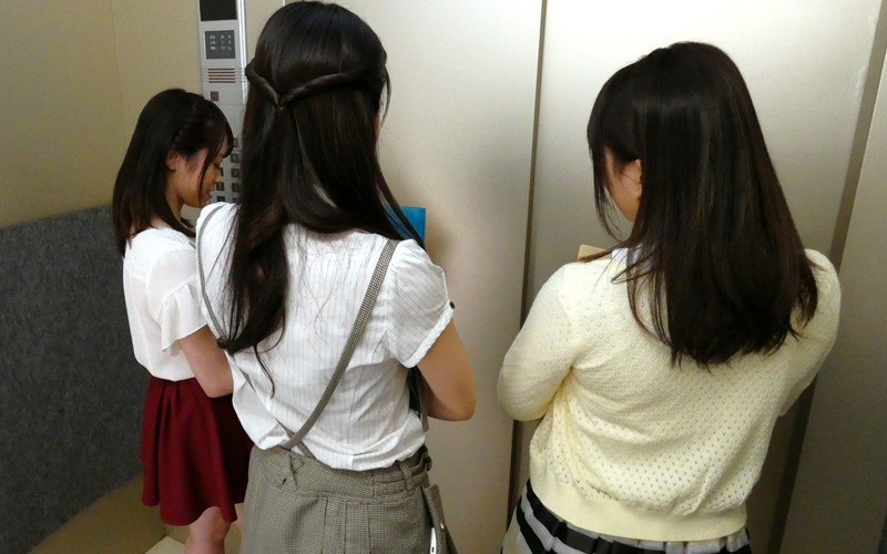 【VR】エレベーター緊急停止!閉じ込められた僕とOL3人 【VR】エレベーター緊急停止!閉じ込められた僕とOL3人