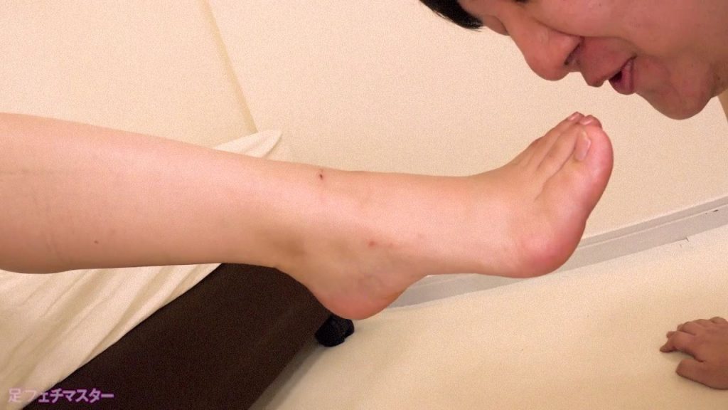 桐谷なおちゃんが変態M男を足責め射精！