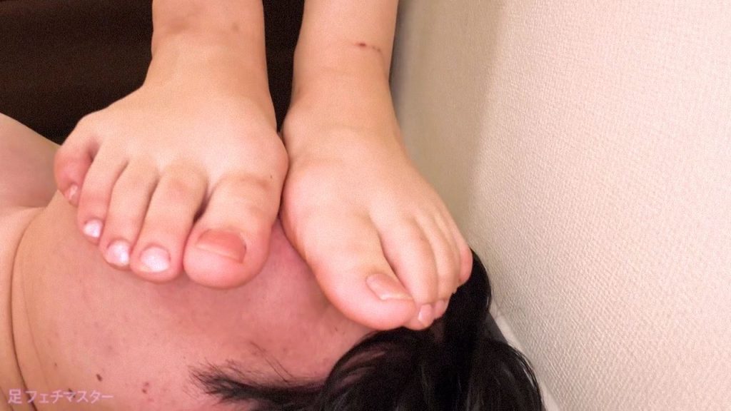 桐谷なおちゃんが変態M男を足責め射精！