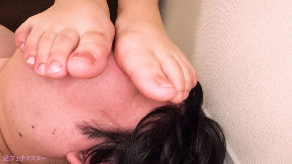 桐谷なおちゃんが変態M男を足責め射精！