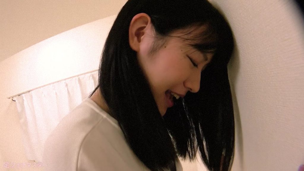 志田雪奈ちゃんが変態M男を足責め射精！