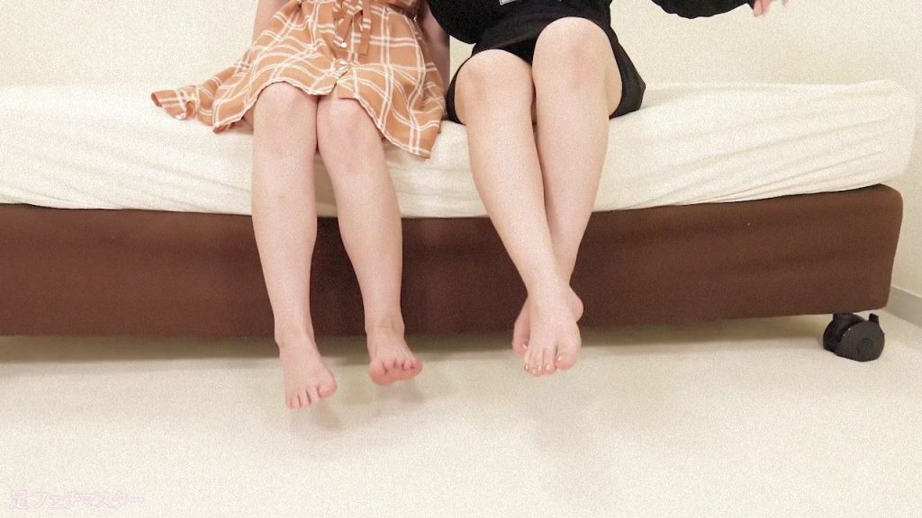 八乃つばさちゃんと倉木しおりちゃんが変態M男を足責め射精！