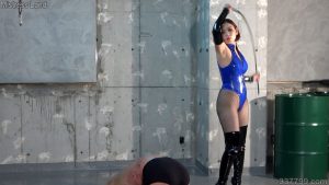 訓練した自分の奴隷を戦わせて楽しむ女王達 3
