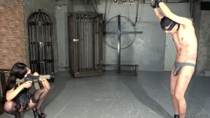 悪の女王に敗れ拷問で手下にされていく正義のヒーロー達 3
