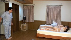 寝取られマゾ夫に浮気セックスを見せつける若妻 4