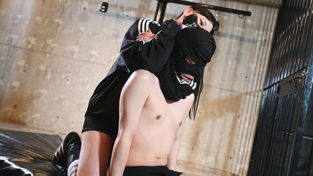 屈服以外に為す術なし...。若手格闘女王の完全敗北M男調教