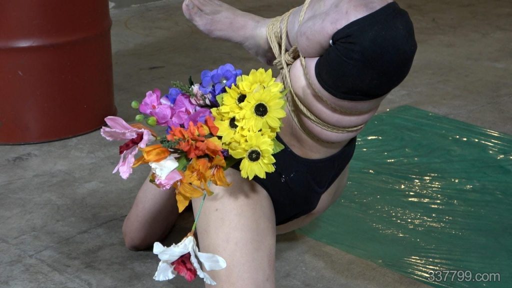 2人のミストレスの人間家具にされていくマゾ男達 1