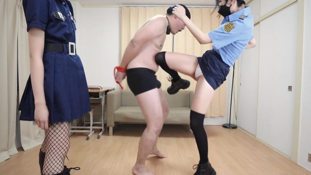 コスプレS女のM男いじめ / 3組6名の踏み蹴り 咀嚼フードクラッシュ 足舐め。