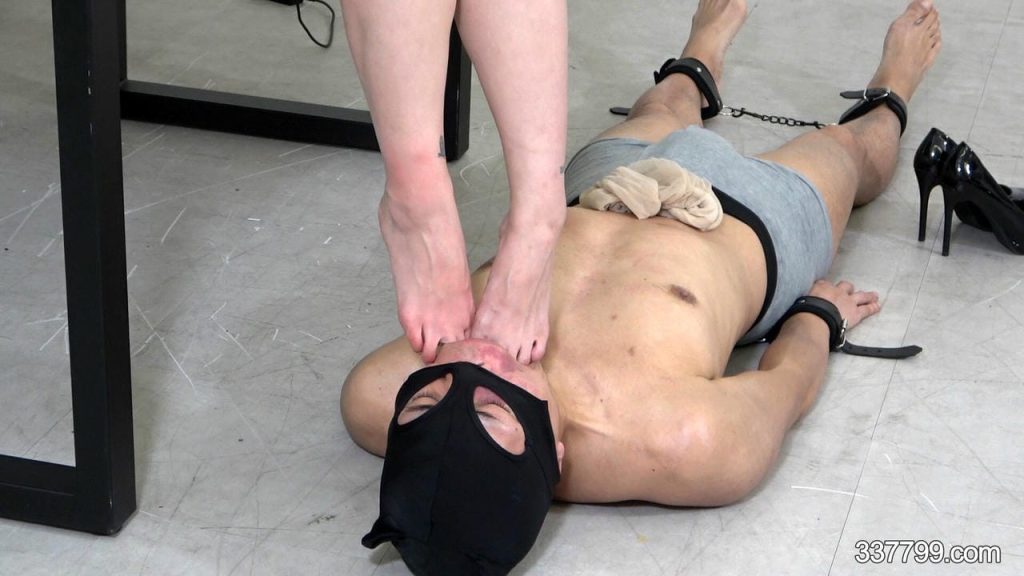 サド女上司の餌食にされるマゾ社員達 1